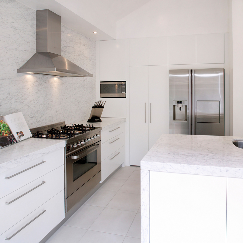 Bereiten Sie vor, um Matte White Plain Lacquer Kitchen-Kabinett-billige moderne Küchenschränke der übersichtlichen Designe zusammenzubauen