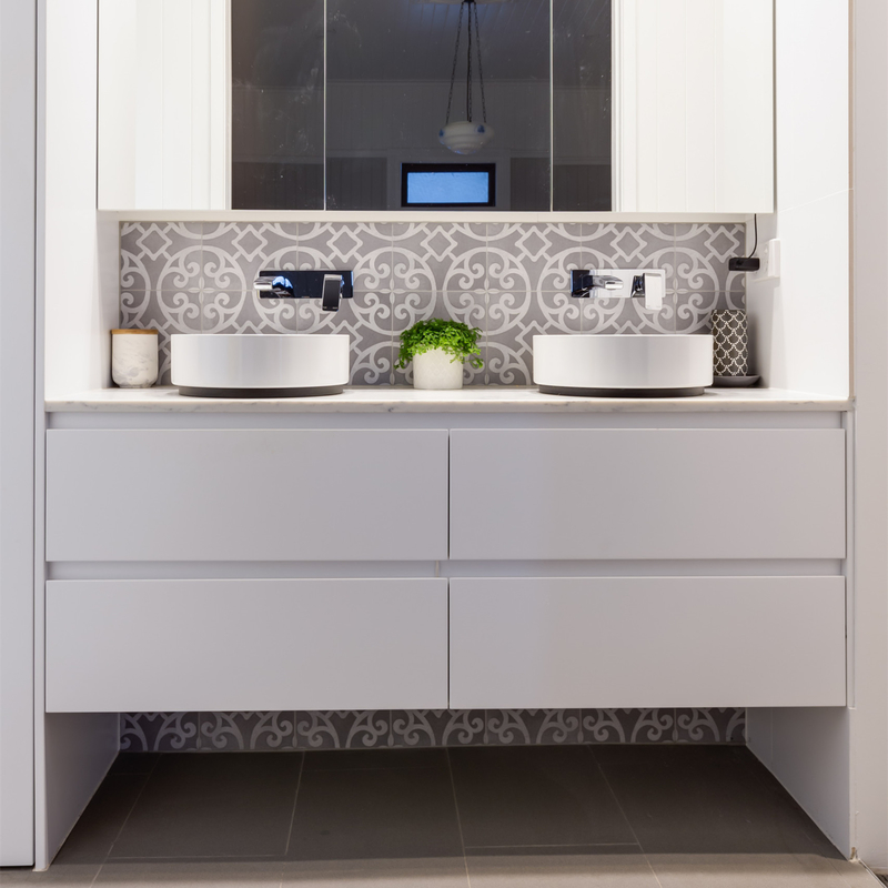 Unbedeutender Badezimmer-Eitelkeits-Einheits-Spiegel-Matte White Flat Panel Melamine-Wand-Berg