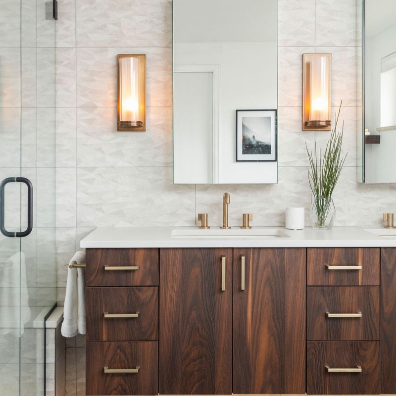 Rechteck-Spiegel-Badezimmer stellt hölzernes Korn-Bauholz-Furnier-Blattmoderne Luxusbadezimmer-Eitelkeit mit Wanne ein