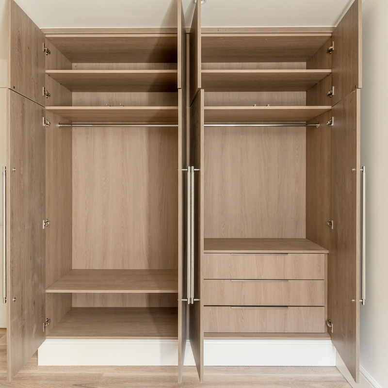 Hölzerne Korn-Melamin-Pendeltür-Garderobe passte widergespiegelt mit Edelstahl-Griffen