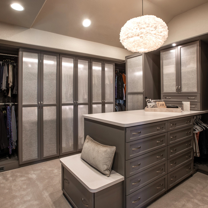 Zusammengebautes klassisches Grey Black Solid Wood Walk im Wandschrank-Organisator Wardrobe Box Shelf