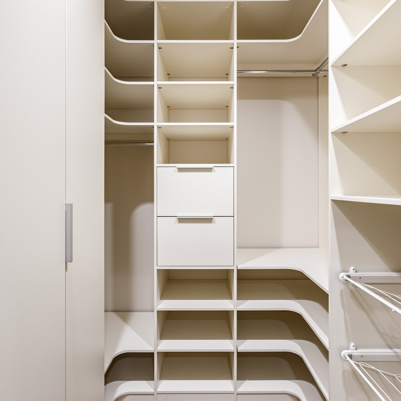 U-förmiger moderner Walkin Wandschrank Ardrobe-Speicher-buntes weißes schwarzes Marine-Blau-Melamin
