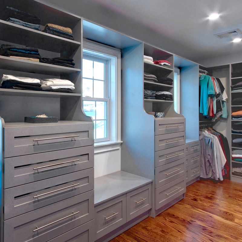 Zusammengebautes klassisches Grey Black Solid Wood Walk im Wandschrank-Organisator Wardrobe Box Shelf