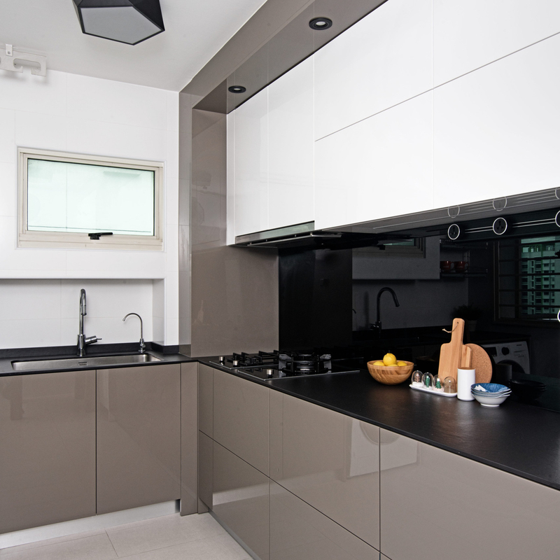 Kleiner Hochglanz-Küchenschrank in Grau und Weiß, eleganter Küchenschrank