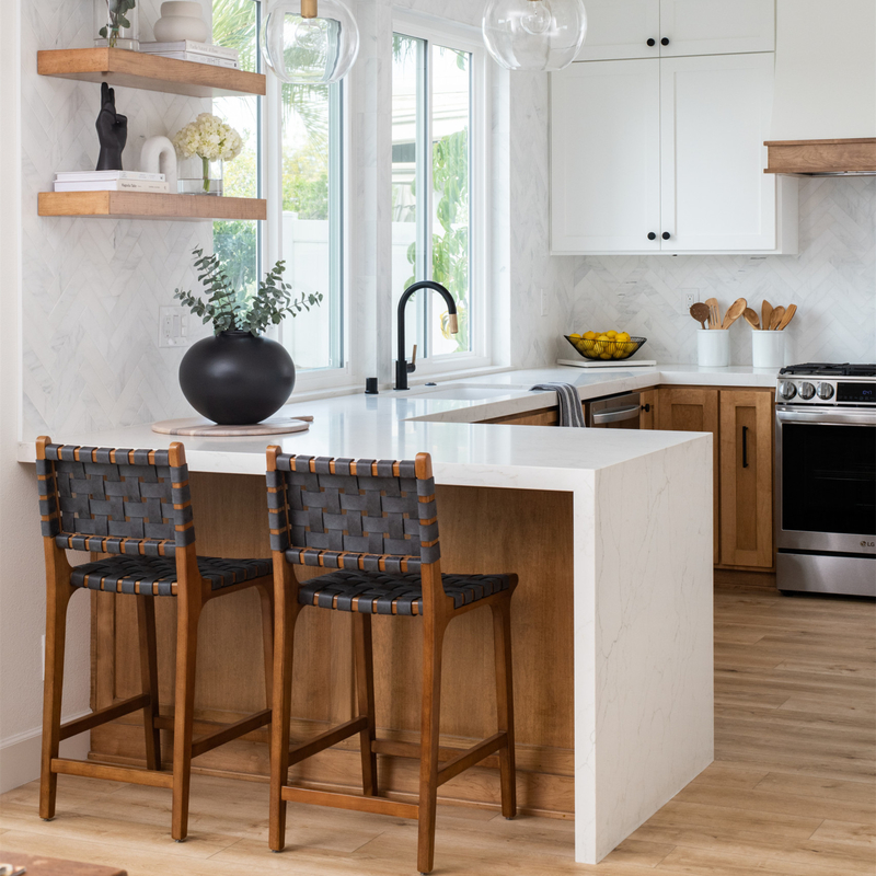 Weiße Shaker-Küchenschränke zum Aufhängen an der Wand mit Quarz-Arbeitsplatten, Massivholz-Scharnieren mit Soft-Close-Funktion