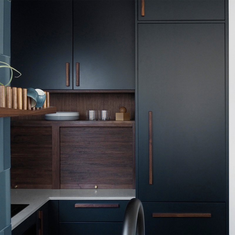 Hotel-moderner Entwurfs-Abwehr-Raum U formen kleinen Küchen-Holzgriff dunkelblauen Matte Lacquer Finish Cabinets