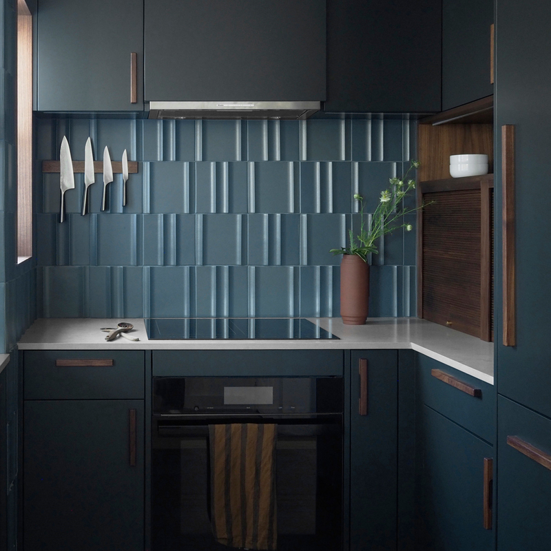 Hotel-moderner Entwurfs-Abwehr-Raum U formen kleinen Küchen-Holzgriff dunkelblauen Matte Lacquer Finish Cabinets