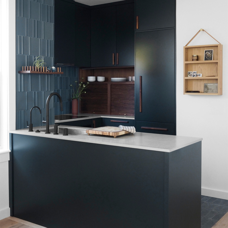Hotel-moderner Entwurfs-Abwehr-Raum U formen kleinen Küchen-Holzgriff dunkelblauen Matte Lacquer Finish Cabinets